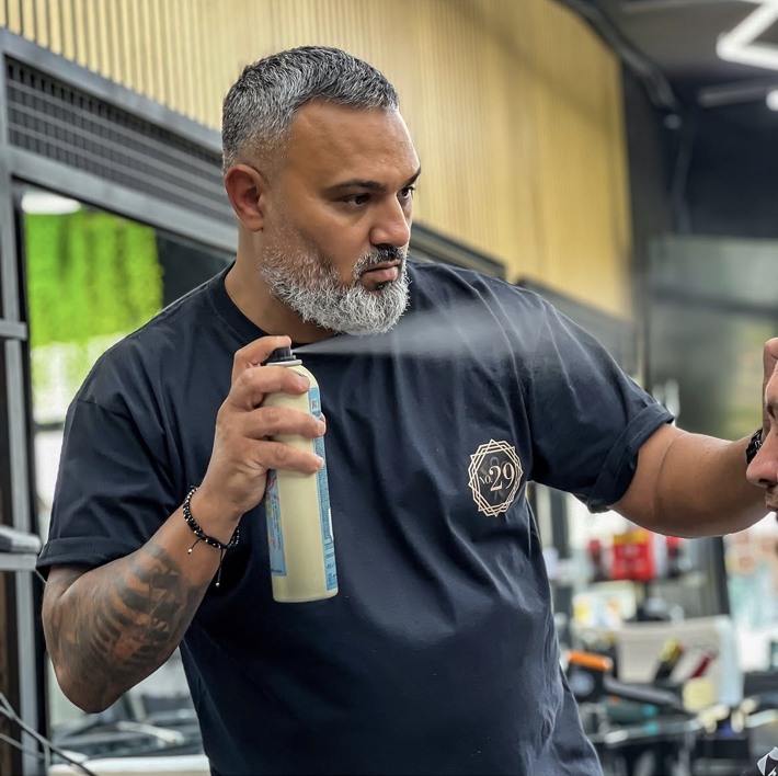 Finisarea unei tunsori în salon